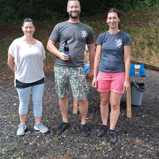 Bild enthält, Shorts, T-Shirt, Vegetation, Tree, Path, Portrait, Woodland, Grass, Park, Soil