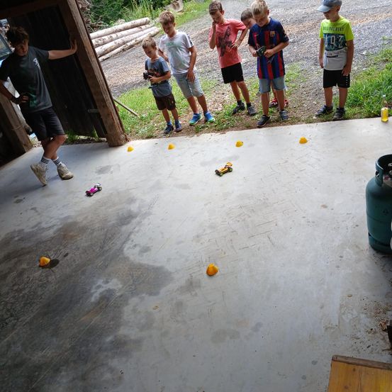Bild enthält, Shorts, Shoe, Boy, Child, Male, Person, Teen, Hat, Glove, Outdoors