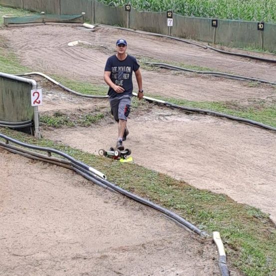 Bild enthält, People, Person, Path, Trail, Grass, Baseball Game, Backyard, Shorts, E-scooter, Shoe