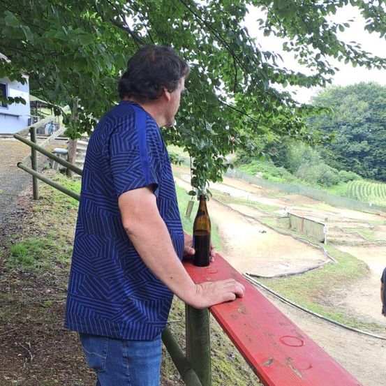 Bild enthält, Grass, Nature, Outdoors, Park, Person, Portrait, Pants, Beer, Tree, Vegetation
