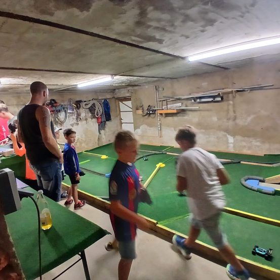 Bild enthält, Adult, Male, Man, Person, Shorts, Boy, Child, Hat, Shoe, Fun