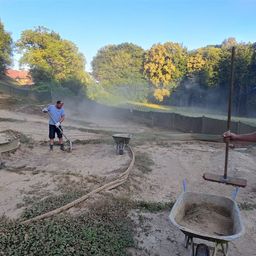 Bild enthält, Adult, Male, Man, Person, Clothing, Shorts, Device, Shovel, Tool, Construction