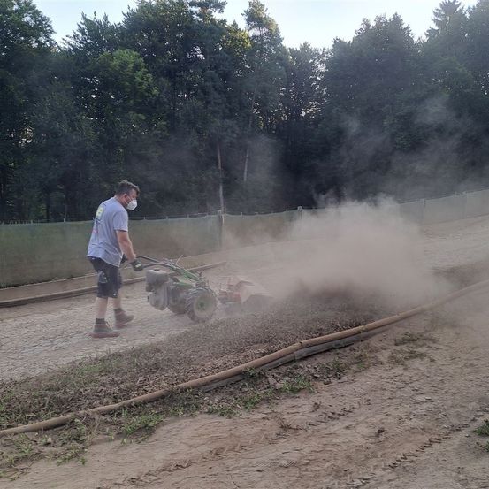 Bild enthält, Grass, Plant, Person, Outdoors, Nature, Footwear, Shoe, Wheel, Lawn, Device