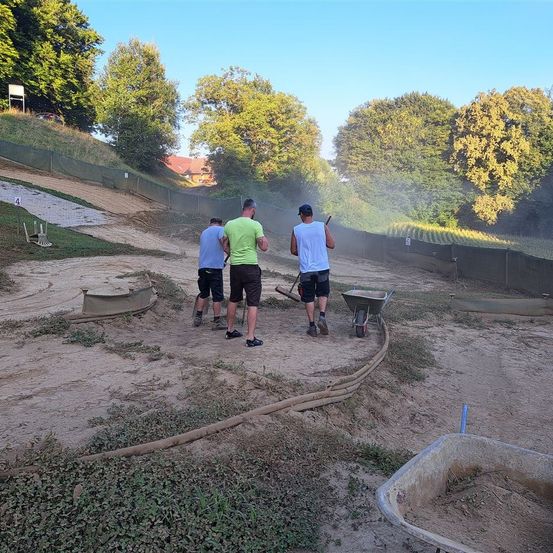 Bild enthält, Person, Baseball, Baseball Game, Sport, Clothing, Shorts, Volleyball, Volleyball Game, Machine, Wheel