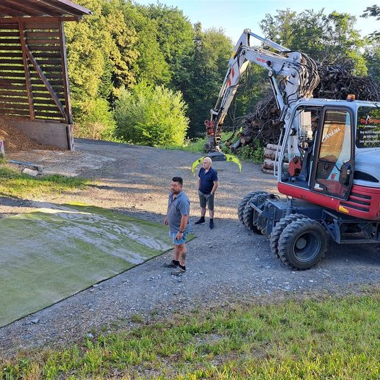 Bild enthält, Outdoors, Shelter, Person, Plant, Tree, Machine, Grass, Bulldozer, Backyard, Yard