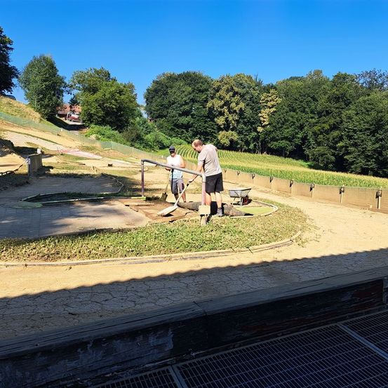 Bild enthält, Grass, Nature, Outdoors, Park, Plant, Person, Shovel, Tool, Baseball Game, Canoeing