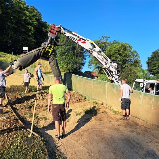 Bild enthält, Adult, Male, Man, Person, Shorts, Shovel, Worker, Boy, Teen, Glove