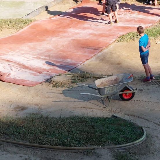 Bild enthält, Path, Shorts, Grass, Park, Walkway, Soil, Person, Walking, Sidewalk, Man