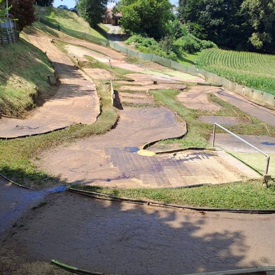 Bild enthält, Grass, Plant, Outdoors, Nature, Park, Water, Field, Path, Building, Housing