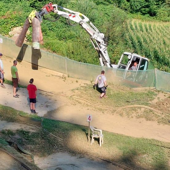 Bild enthält, Grass, Nature, Outdoors, Park, Play Area, Vegetation, Tree, Outdoor Play Area, Person, Bulldozer