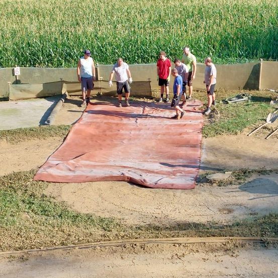 Bild enthält, Person, Walking, Grass, Nature, Outdoors, Park, Soil, Path, Field, Vegetation
