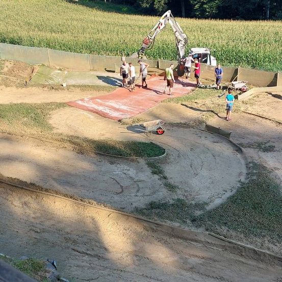 Bild enthält, Play Area, Outdoor Play Area, Outdoors, Grass, Vegetation, Person, Tree, Park, Woodland, Baseball Game