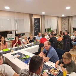 Bild enthält, People, Person, Cafeteria, Indoors, Restaurant, Adult, Male, Man, Female, Woman