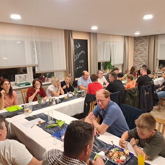 Bild enthält, People, Person, Cafeteria, Indoors, Restaurant, Adult, Male, Man, Female, Woman