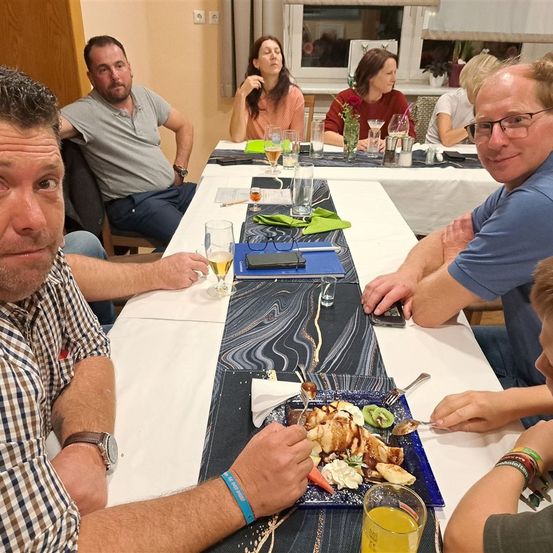 Bild enthält, Dining Table, Table, Dining Room, People, Person, Adult, Female, Woman, Male, Man