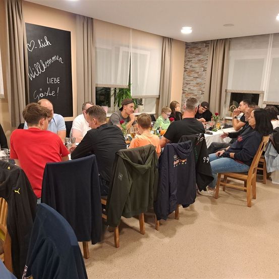 Bild enthält, People, Person, Indoors, Adult, Male, Man, Female, Woman, Blackboard, Hall