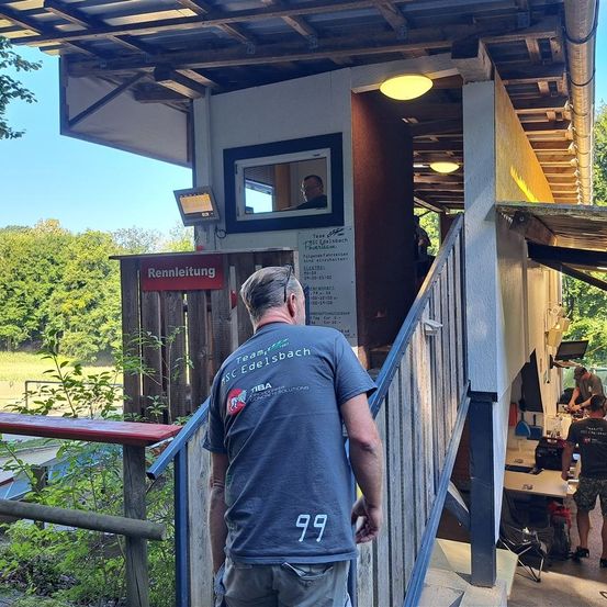 Bild enthält, Outdoors, Shelter, Adult, Male, Man, Person, T-Shirt, Shoe, Shorts, Wood