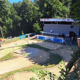 Bild enthält, Outdoors, Person, Car, Transportation, Vehicle, Plant, Vegetation, Electronics, Speaker