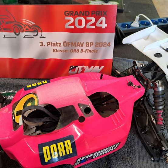 Bild enthält, Clothing, Glove, Machine, Spoke, Gun, Weapon, E-scooter, Transportation, Vehicle