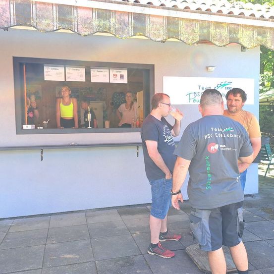 Bild enthält, T-Shirt, Shelter, Pants, Person, Portrait, Shorts, Jeans, Adult, Male, Man