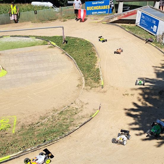 Bild enthält, Person, Motorcycle, Vehicle, Basketball Game, Sport, Outdoors, Lawn Mower, Tool, Wheel, Car