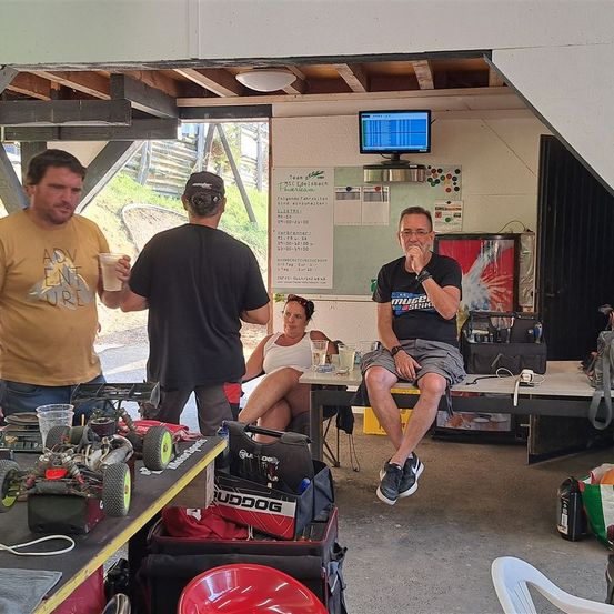 Bild enthält, T-Shirt, Adult, Female, Person, Woman, Male, Man, Shelter, Shorts, Barbershop