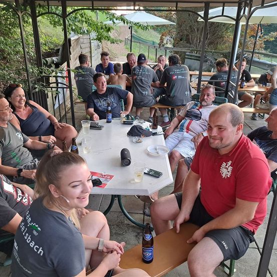 Bild enthält, Table, Dining Table, Restaurant, Person, Portrait, Dining Room, Adult, Female, Woman, Cafe