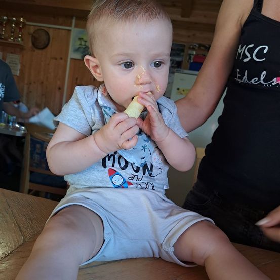 Bild enthält, Face, Head, Person, Photography, Portrait, Baby, Food, Ice Cream, Eating, Shorts