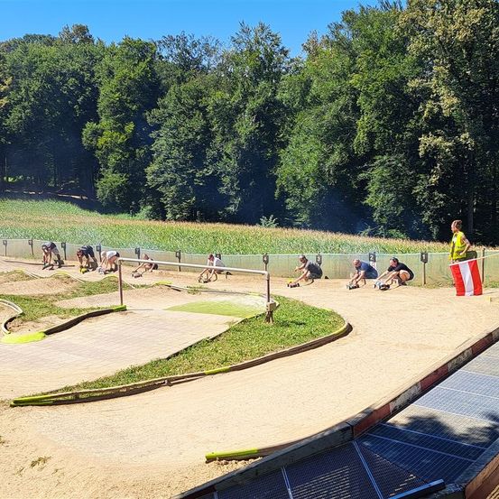 Bild enthält, Grass, Nature, Outdoors, Park, Plant, Scenery, Play Area, Person, Outdoor Play Area, Baseball Game