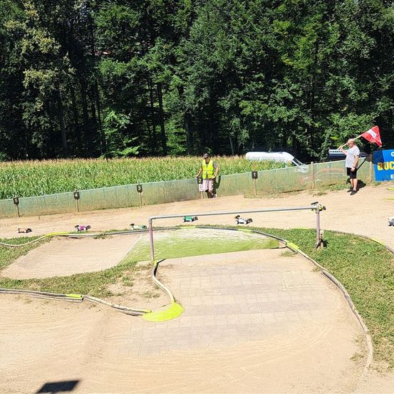 Bild enthält, Field, Nature, Outdoors, Person, Grass, Park, Baseball Game, Canoeing, Motorcycle, Golf Course