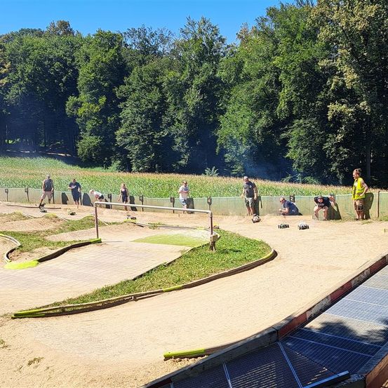 Bild enthält, Grass, Nature, Outdoors, Park, Play Area, Person, Baseball Game, Outdoor Play Area, Soccer Ball, Scenery