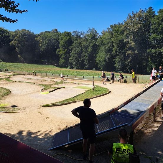 Bild enthält, Grass, Outdoors, Park, Person, Boy, Child, Male, Adult, Man, Baseball Game