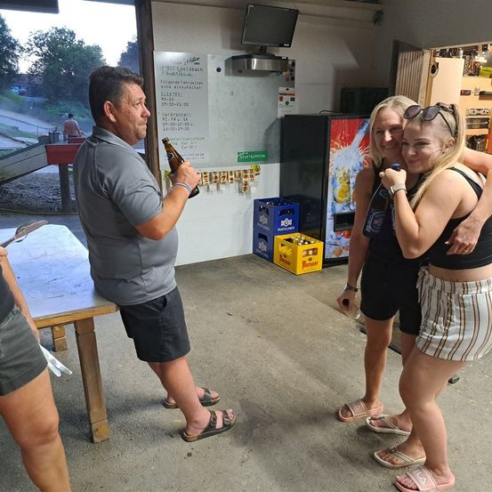 Bild enthält, Shorts, Adult, Female, Person, Woman, Skirt, Male, Man, Head, Face