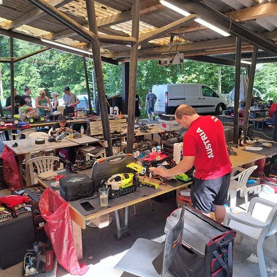 Bild enthält, Factory, Manufacturing, Workshop, Adult, Male, Man, Person, Chair, Car, Cup