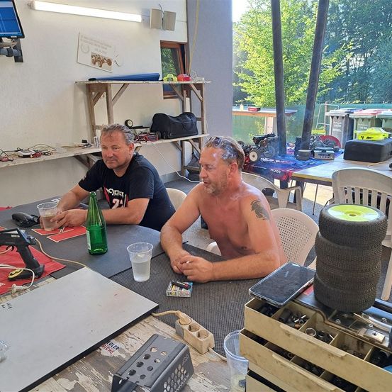 Bild enthält, Dining Table, Table, Dining Room, Adult, Male, Man, Person, Shelter, Urban, Portrait