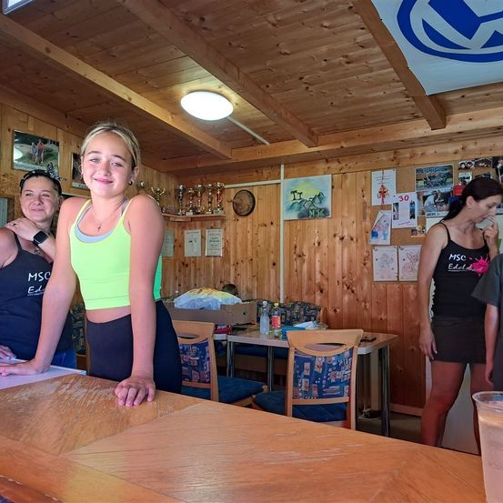 Bild enthält, Plywood, Wood, Table, Dining Room, Dining Table, T-Shirt, Interior Design, Person, Portrait, Woman