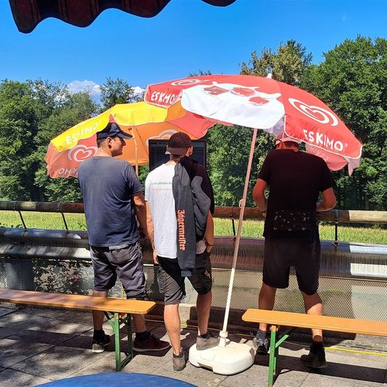 Bild enthält, Outdoors, Shelter, Adult, Male, Man, Person, Shorts, Female, Woman, Shoe