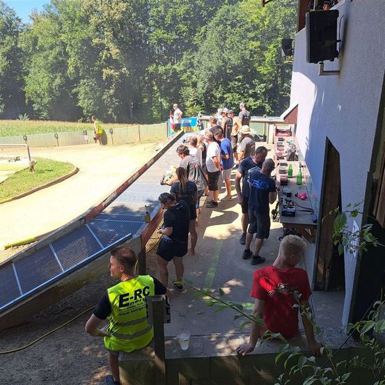 Bild enthält, City, Street, Path, Person, Outdoors, Boy, Child, Male, Grass, Park