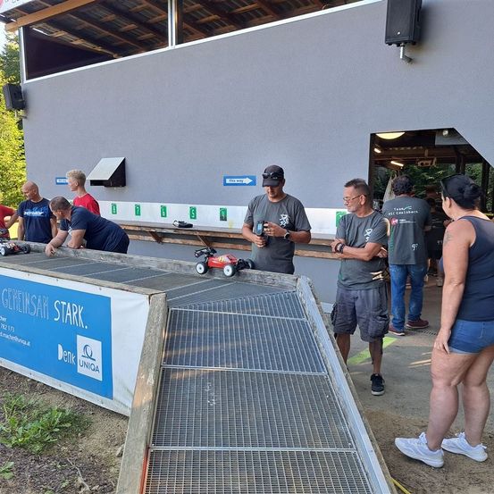 Bild enthält, Person, Adult, Male, Man, Shorts, Jeans, Shoe, Wristwatch, Worker, Advertisement