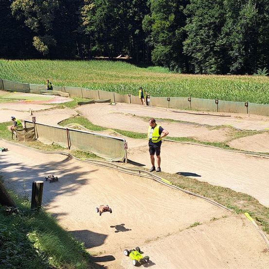 Bild enthält, Nature, Outdoors, Countryside, Rural, Farm, Person, Aerial View, Motorcycle, Shoe, Car