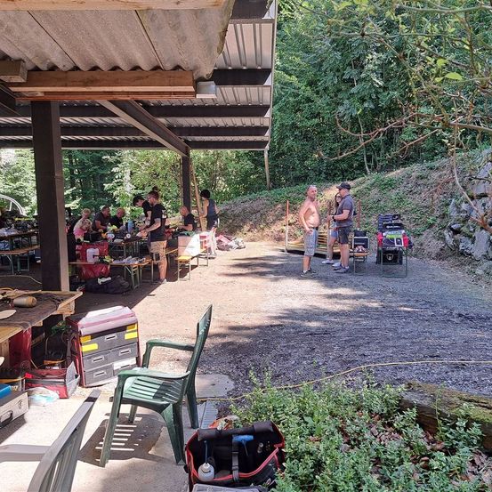 Bild enthält, Outdoors, Shelter, Wood, Person, Vegetation, Dining Table, Nature, Chair, People, Path