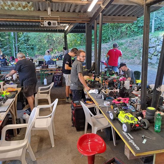 Bild enthält, Factory, Manufacturing, Workshop, Person, Adult, Male, Man, Wheel, Shorts, Handbag