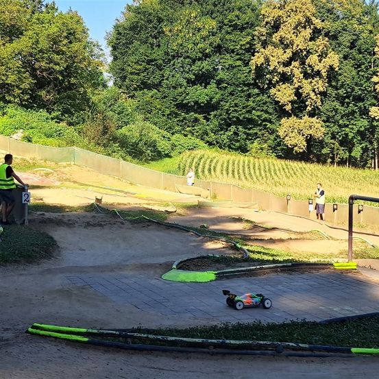 Bild enthält, Outdoors, Person, Car, Vehicle, Box, Package, Nature, Wheel, Grass, Auto Racing