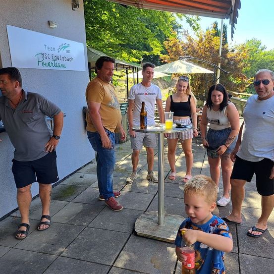 Bild enthält, People, Person, Portrait, Shorts, Urban, Sandal, T-Shirt, Adult, Female, Woman