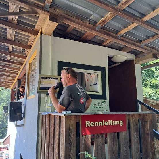 Bild enthält, Shelter, Wood, Photography, Person, Portrait, Adult, Male, Man, Porch, Interior Design