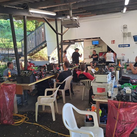 Bild enthält, Building, Factory, Indoors, Adult, Male, Man, Person, Manufacturing, Workshop, Barbershop