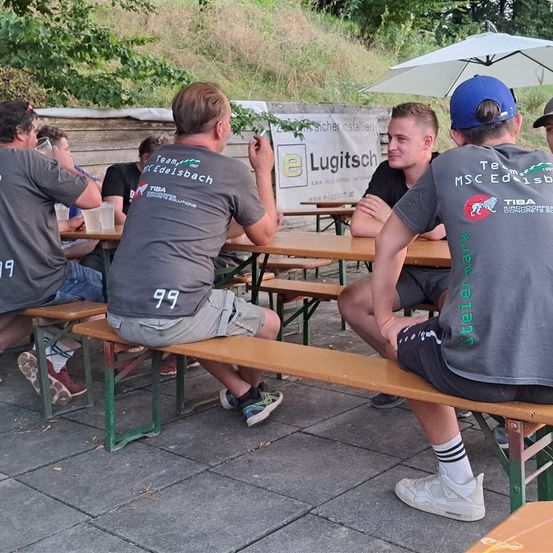 Bild enthält, Wood, Adult, Male, Man, Person, Cafeteria, Shoe, Urban, Hat, Face