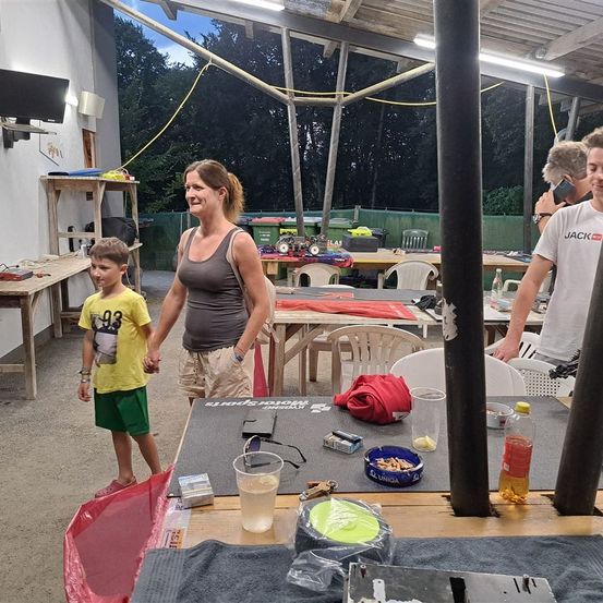 Bild enthält, Table, T-Shirt, Adult, Female, Person, Woman, Boy, Male, Teen, Shorts