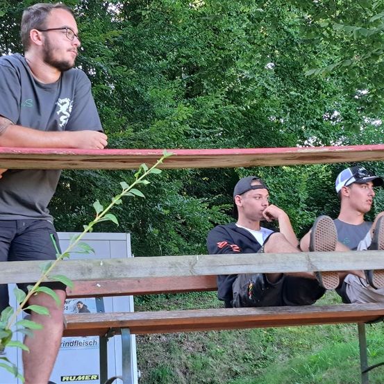 Bild enthält, Bench, Vegetation, Grass, Park, Tree, Adult, Male, Man, Person, Portrait