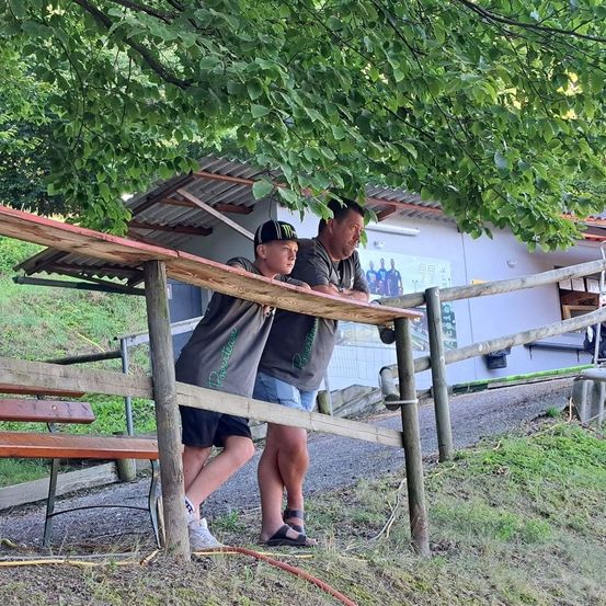 Bild enthält, Outdoors, Shelter, Tree, Person, Portrait, Vegetation, Wood, Path, Boy, Child